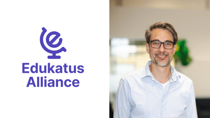 Anders marklund står och ler mot kameran. Logotypen syns till vänster sida.