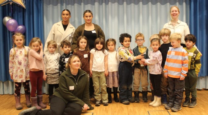 Förskolan Porslinskvarteret har vunnit Klasspriset/Entreprenörspriset i Grundskoleutmaningen hos Ung Företagsamhet Stockholm.