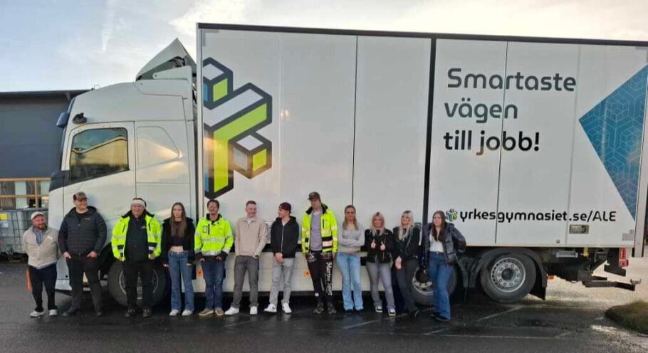 Yrkesgymnasiet i Ale har investerat i två nya lastbilar till fordons- och transportprogrammet.