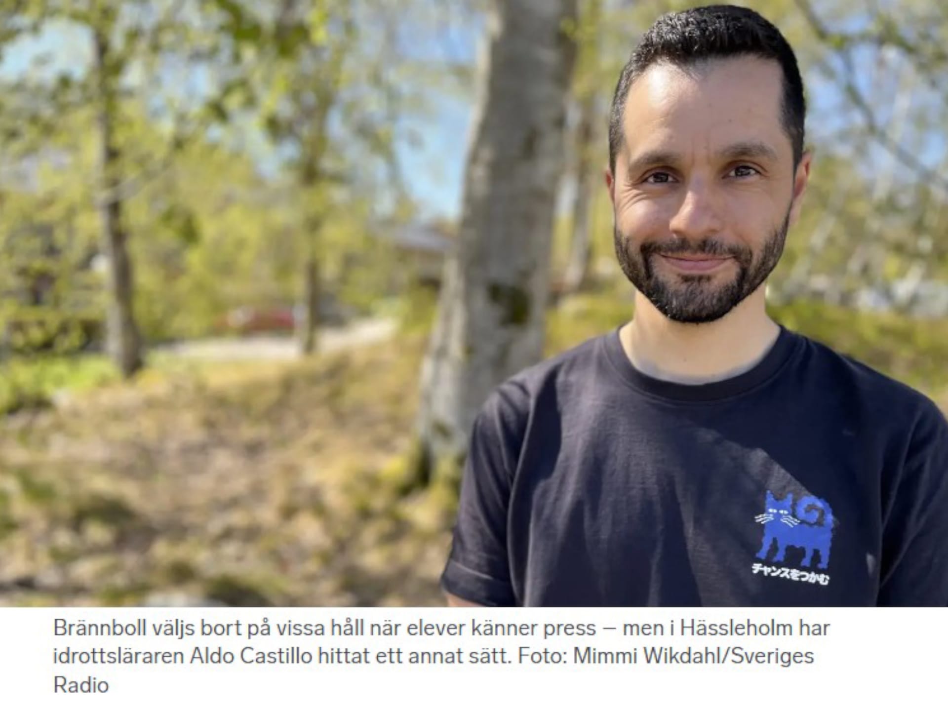 Skärmklipp på artikeln med ett foto på en man ute i naturen.