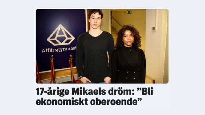 Skärmklipp från VLT med foto på Emmie och Mikael framför Affärsgymnasiets logga. Rubriken till artikeln hos VLT lyder: 17-åriga Mikaels dröm #Bli ekonomiskt oberoende"