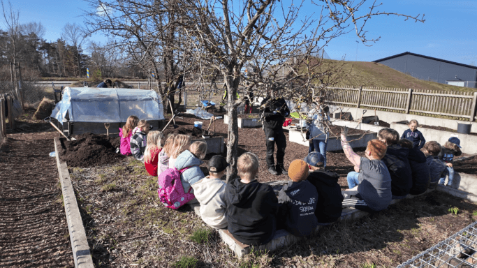 Foto på eleverna samlas i grupp.