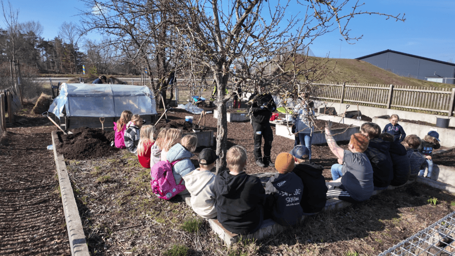 Foto på eleverna samlas i grupp.
