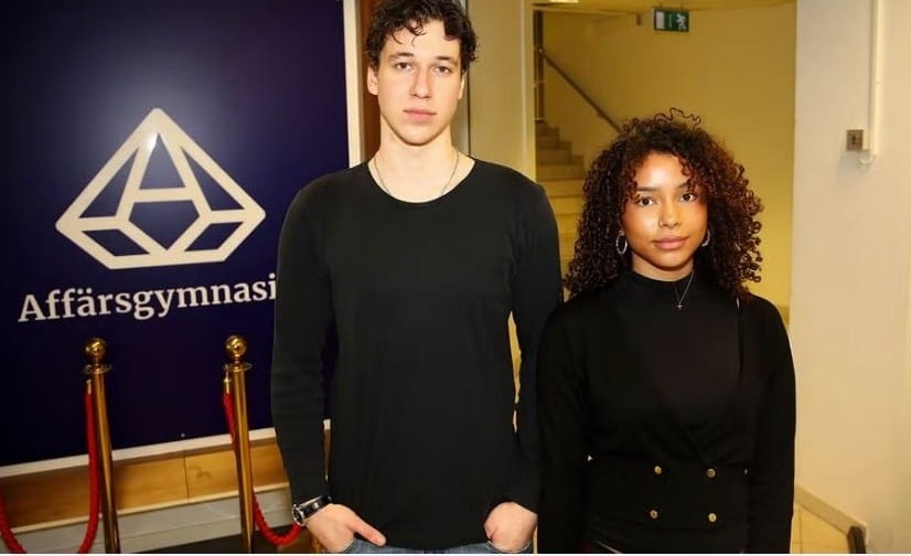 Skärmklipp från VLT med Emmie och Mikael framför Affärsgymnasiets logga.