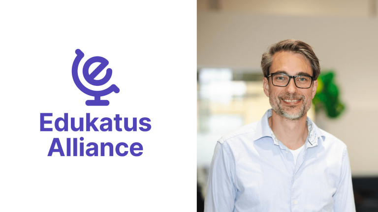 Anders marklund står och ler mot kameran. Logotypen syns till vänster sida.