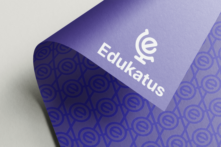 Mockupbild på ett lila blad med Edukatus logotyp i vitt.