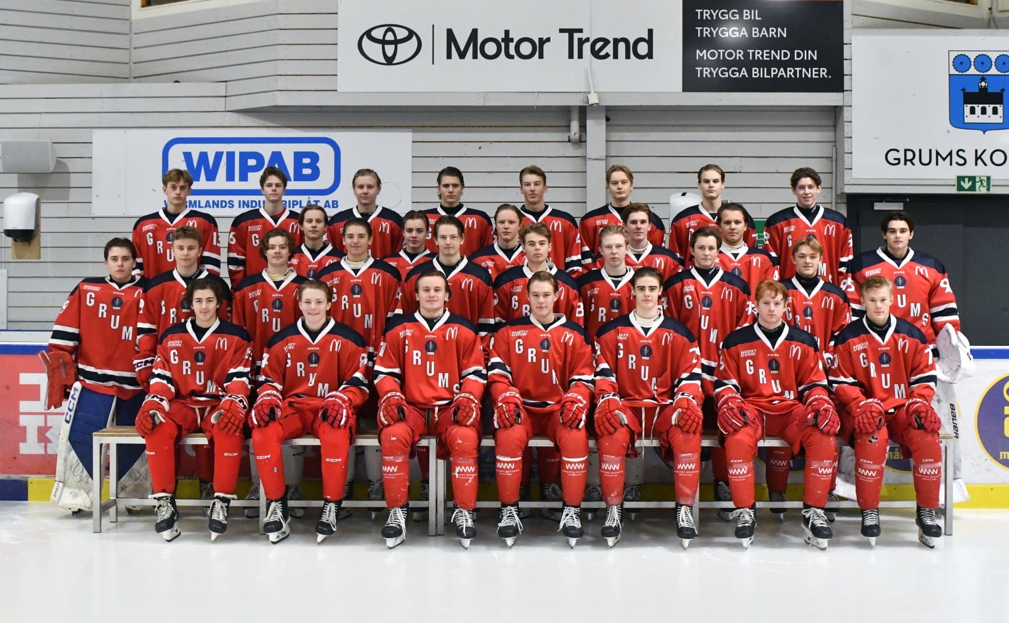 Affärsgymnasiet Sportsacademy Karlstad samarbetar med Grums IK Hockey och erbjuder en hockeyinriktning. För första någonsin har J18-laget tagit sig till den högsta ligan inom svensk juniorhockey.