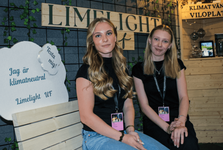 Linnea Kåberg Wedell och Irma Julher, eleverna bakom Limelight UF, står i montern som gav dem en av två silvermedaljer i SM.