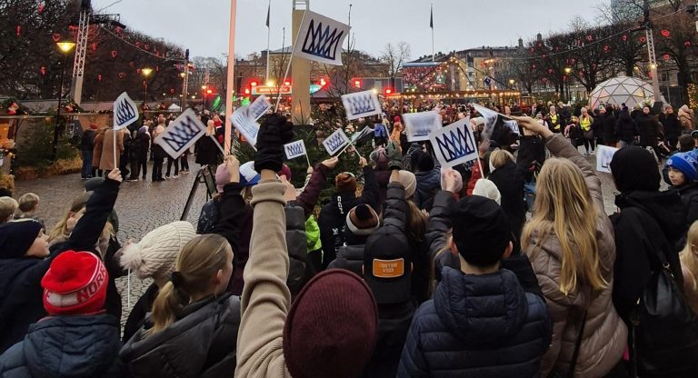 Foto på elever på ett torg.