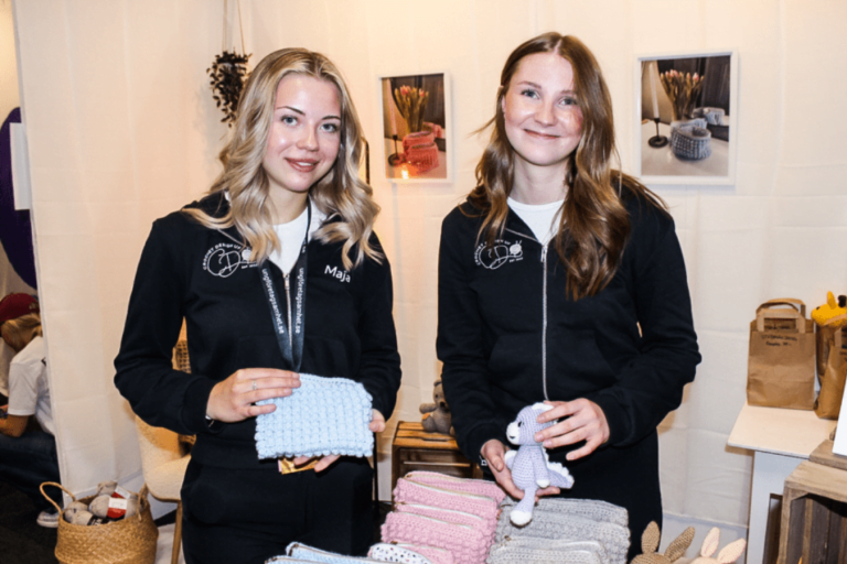 Gry Ahlström och Maja Morberg, eleverna bakom Crochet Design UF, står i sin monter under SM-finalen i UF.