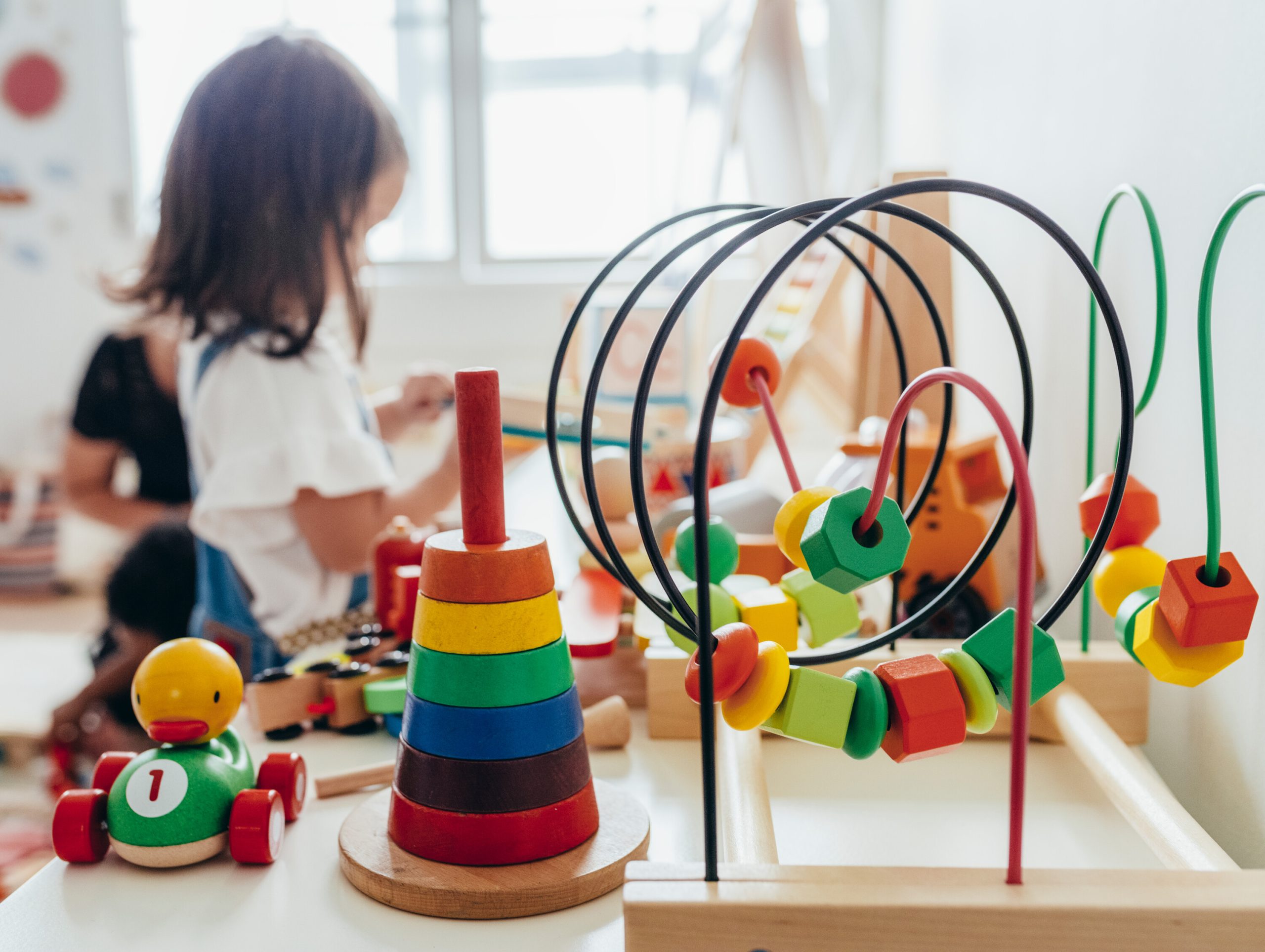 Barn leker i f&ouml;rskola med pedagogiska leksaker.