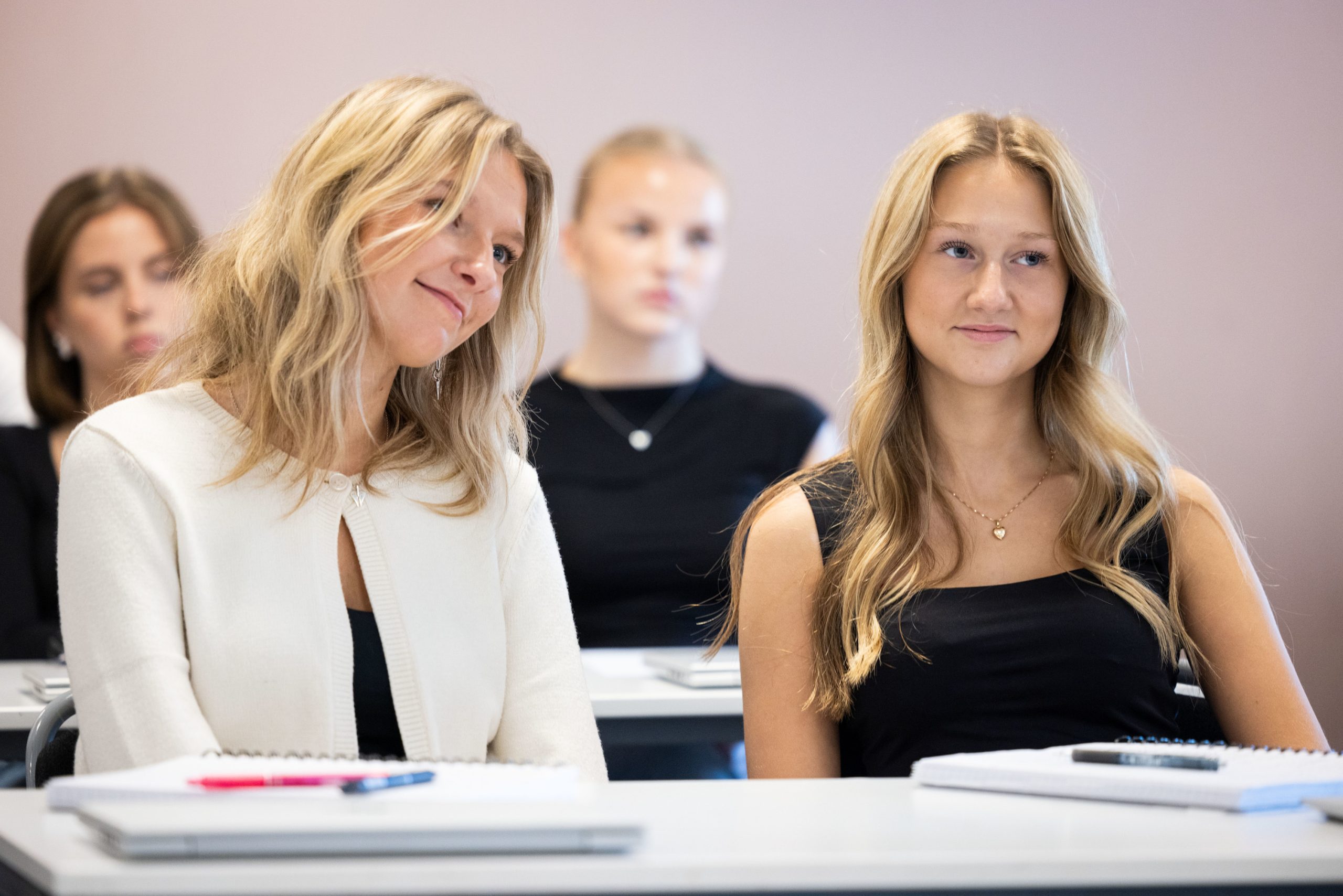 Gymnasieelever sitter i klassrum och lyssnar.