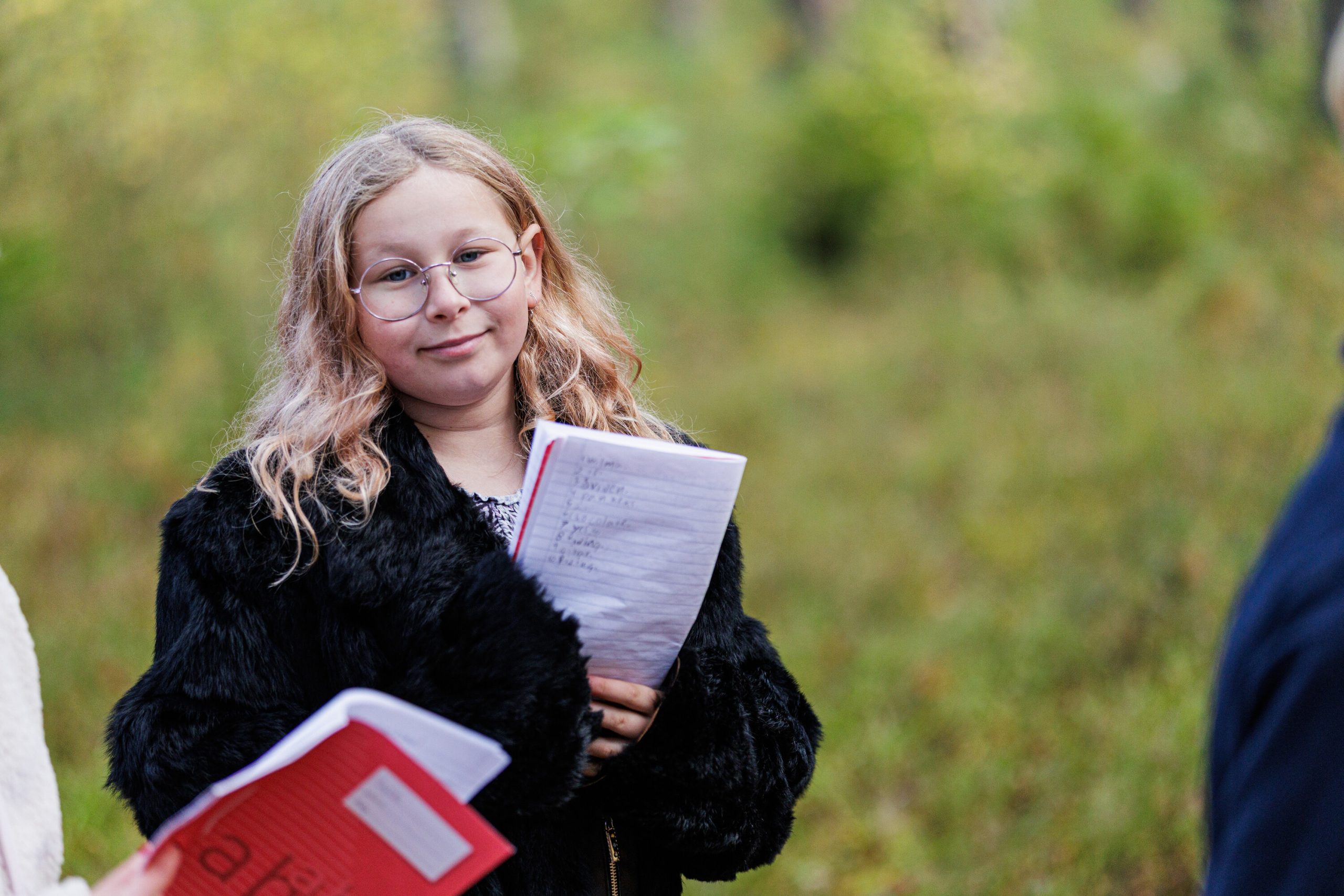 Elev i grundskola h&aring;ller bok och studerar.