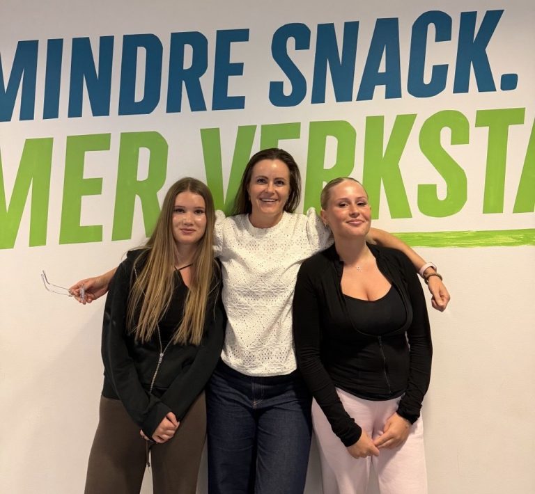 Foto p&aring; l&auml;raren och de tv&aring; t&auml;vlande eleverna.