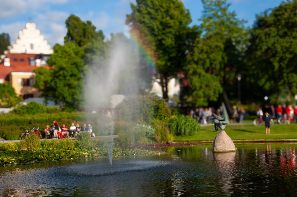 Fotot visar fontänen och närmiljö i Almedalen på Gotland.