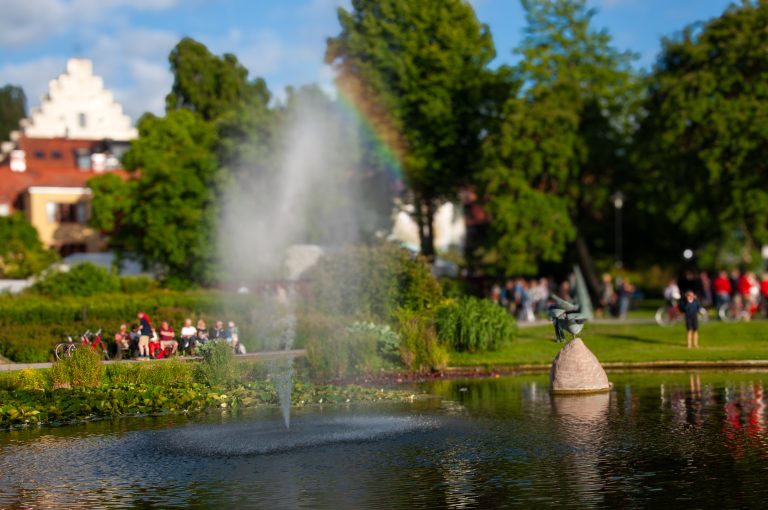 Fotot visar font&auml;nen och n&auml;rmilj&ouml; i Almedalen p&aring; Gotland.