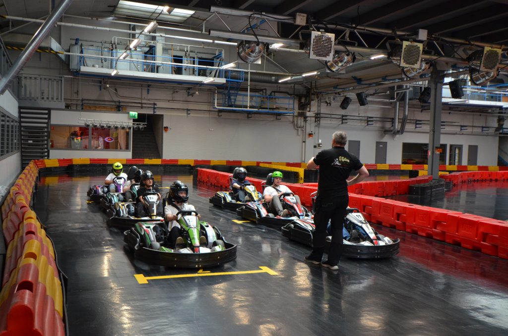 Fotot visar flera g-kart-bilar som är startklara.